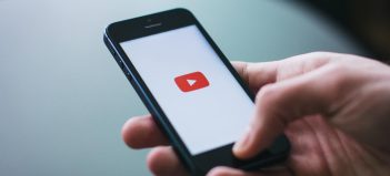 youtube logo na smartfone